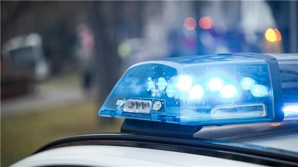 Blaulicht auf einem Einsatzfahrzeug der Polizei am Unfallort. Bei einem Polizeieinsatz in Altenwalde leistete ein 37-jähriger Mann heftigen Widerstand. Er stand unter Alkohol- und Drogeneinfluss und wurde festgenommen.
