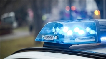 Blaulicht auf einem Einsatzfahrzeug der Polizei am Unfallort. Bei einem Polizeieinsatz in Altenwalde leistete ein 37-jähriger Mann heftigen Widerstand. Er stand unter Alkohol- und Drogeneinfluss und wurde festgenommen.
