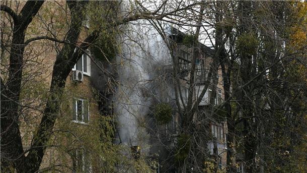 Bericht: CIA-Chef während russischer Angriffe in Kiew Bei einem russischen Raketenangriff auf Kiew wurden am Dienstag auch zwei Wohnhäuser beschädigt.