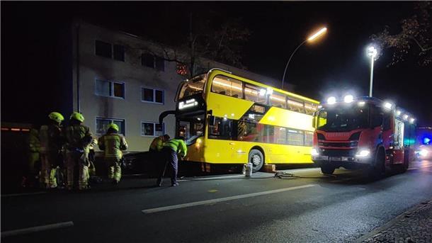 Bündnis: Notfallrettung in Deutschland ist gefährdet Bei einem schweren Verkehrsunfall mit einem Bus ist eine Jugendliche ums Leben gekommen.