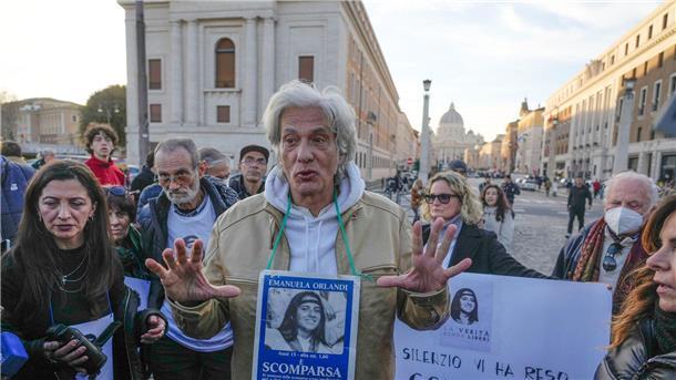 Emanuela Orlandi vor 40 Jahren verschwunden Bei einem Sit-in in der Nähe des Petersdoms hat Pietro Orlandi ein Bild seiner Schwester Emanuela umgehängt.
