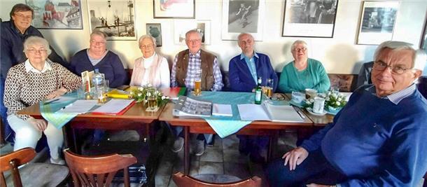 Sie sorgen dafür, dass Plattdeutsch in der Wesermarsch weiterlebt Bei einem sogenannten Warkeldag wurden neue Geschichten vorgelesen und diskutiert von (von links) Holger Rick, Amanda Kummerhoff, Petra Schomaker, Gundula Niedzella, Ernst-Moritz Hüpers, Hans Willms, Helga Theilen-Sandstede und Reinhard Meyer.
