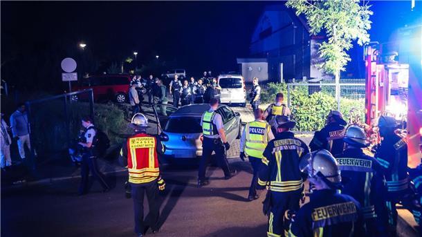Hagen: Mann fährt Auto bei Hochzeitsfeier in Gruppe Bei einem Streit auf einer Hochzeitsfeier in Hagen sind mehrere Menschen verletzt worden.