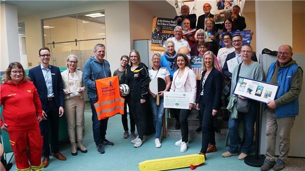 OLB-Stiftung unterstützt Projekte in der Wesermarsch und umzu Gruppenfoto von Vertretern verschiedener Vereine und Initiativen, die von der OLB-Stiftung unterstützt wurden