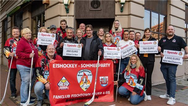 Bei einem Treffen in der Gaststätte Schabernak hat der Pinguins-Fanclub "Fischtown Feuer und Eis" die Erlöse der Sommerparty im August an verschiedene Organisationen gespendet.