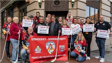 Bei einem Treffen in der Gaststätte Schabernak hat der Pinguins-Fanclub "Fischtown Feuer und Eis" die Erlöse der Sommerparty im August an verschiedene Organisationen gespendet.