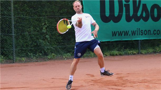 Dennis Klahn spielt Tennis beim TK Nordenham.