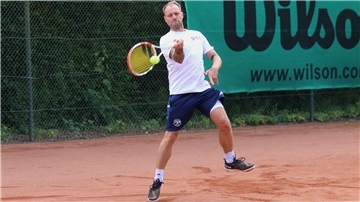 Dennis Klahn spielt Tennis beim TK Nordenham.