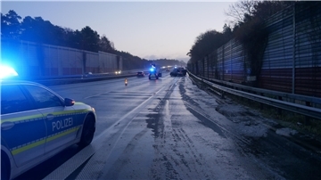 Bei einem Unfall auf der A1 bei Hollenstedt am Samstag ist ein Mensch gestorben. Zwei weitere Personen wurden schwer verletzt. Die Polizei sucht jetzt Zeugen.