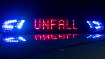 Bild einer digitalen Anzeige auf einem Polizeiwagen mit der Aufschrift "Unfall"