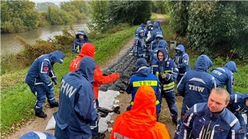 Bei einer 24-Stunden-Katastrophenschutzübung trainierte das Technische Hilfswerk in Bremerhaven den Ernstfall bei Orkan und Hochwasser.
