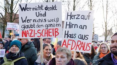 Bei einer Demonstration gegen Rechtsextremismus ist ein Plakat mit der Aufschrift „Herz auf, Hirn ein, Hass raus, AFD raus“ zu sehen.
