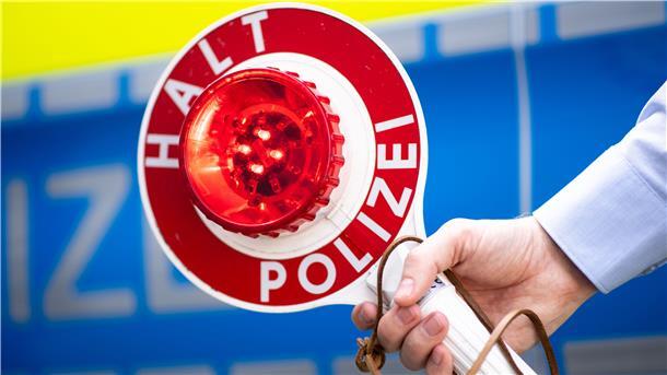 Ticketkontrolle im Zug: Bremerhavener zieht Pistole Bei einer Kontrolle im Zug zeigte ein Bremerhavener eine Pistole statt sein Ticket vor.