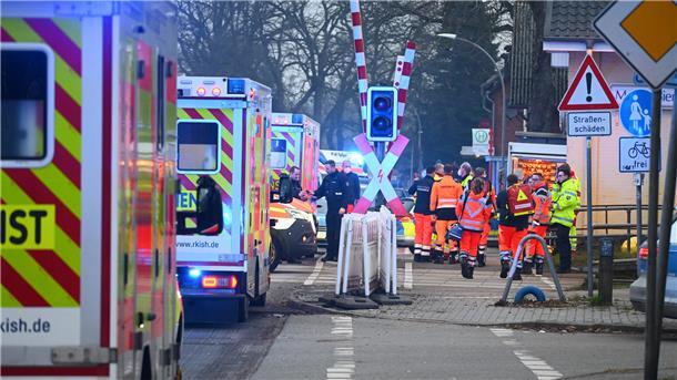 „Es ist ganz furchtbar“: Tote und Verletzte bei Messerattacke in Zug Brokstedt: Einsatzkräfte der Polizei und Rettungsdienste sind an einem Bahnübergang in der Nähe von Bahnhof Brokstedt im Einsatz.