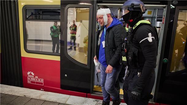 Einsatzkräfte üben Notfall im Bahn-Tunnel Bei einer Notfall-Übung wird ein verletzter Komparse aus der Bahn gebracht. Am Wochenende übten Einsatzkräfte für den Ernstfall.