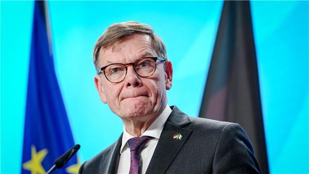 Union rauft sich nach Wadephul-Irritationen wieder zusammen Bei einer Pressekonferenz in Berlin erklärt sich Außenminister Johann Wadephul (CDU) ausführlich zu den Irritationen über seine Asyl-Äußerungen in Syrien.