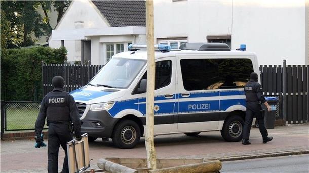 Bundespolizei ermittelt mehr als 100 eingeschleuste Syrer Bei einer Razzia in fünf Bundesländern - hier in Bremen - hat die Bundespolizei mehrere mutmaßlich eingeschleuste Syrer entdeckt.