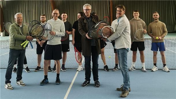 Bei einer Sammelaktion kamen 20 Tennisschläger zusammen, die der BTV für die Schüler der Tennis-AG der KLA neu bespannen ließ. Das Foto zeigt (von links) Jörn Findeisen (2. Vorsitzender BTV), Thomas Delik (KLA), Carsten Depner (Kreisgymnasium), Hans-Hermann Diehl (1. Vorsitzender). Im Hintergrund die Schüler der Tennis-AG.
