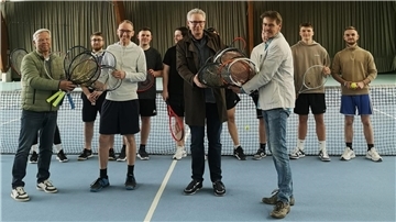 Bei einer Sammelaktion kamen 20 Tennisschläger zusammen, die der BTV für die Schüler der Tennis-AG der KLA neu bespannen ließ. Das Foto zeigt (von links) Jörn Findeisen (2. Vorsitzender BTV), Thomas Delik (KLA), Carsten Depner (Kreisgymnasium), Hans-Hermann Diehl (1. Vorsitzender). Im Hintergrund die Schüler der Tennis-AG.