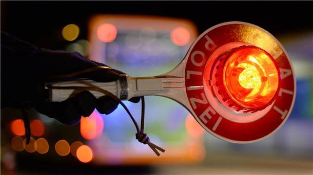 Bild von einer leuchtenden Polizeikelle mit der Aufschrift "Halt - Polizei"