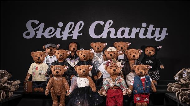 Prominente gestalten Steiff-Bären für guten Zweck Bei einer Steiff-Charity-Auktion wurden diese von Prominenten gestalteten Teddybären versteigert.