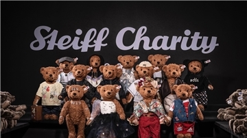 Bei einer Steiff-Charity-Auktion wurden diese von Prominenten gestalteten Teddybären versteigert.