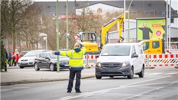 Bei einer Verkehrskontrolle am Kreisel in der Rickmersstraße in Bremerhaven zeigt sich, dass sich kaum ein Autofahrer an die Regeln hält.