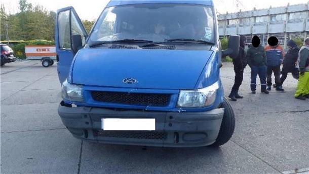 Hoffnungslos überfrachtet: Riskante Manöver im Straßenverkehr Transporter mit Männer in Arbeitskleidung