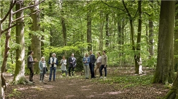Bei einer Waldführung erfahren Interessierte alles Wissenswerte zur Bestattung in der Natur und erleben die Schönheiten des Waldes.