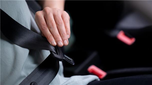 Bei Fahrten mit Schrittgeschwindigkeit, etwa beim Rückwärtsfahren oder auf Parkplätzen, gilt die Anschnallpflicht nicht.