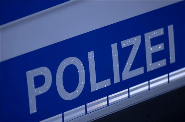 Der reflektierende Schriftzug "Polizei" ist auf einem Streifenwagen zu sehen.