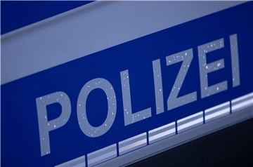 Der reflektierende Schriftzug "Polizei" ist auf einem Streifenwagen zu sehen.