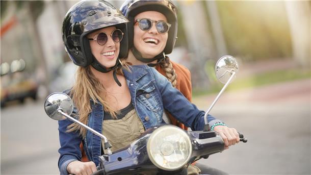 Bei gutem Wetter ist auf dem Motorroller Fahrspaß garantiert.