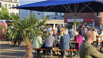 Szene vom erste Weinfest im Pop-up-Park in Nordenham aus dem Jahr 2024.