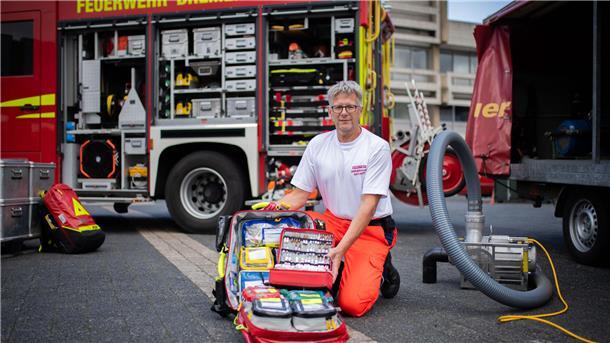 Mathias Ellerbeck, Ärztlicher Leiter des Rettungsdienstes bei der Feuerwehr Bremerhaven, zeigt einen Notfallrucksack.