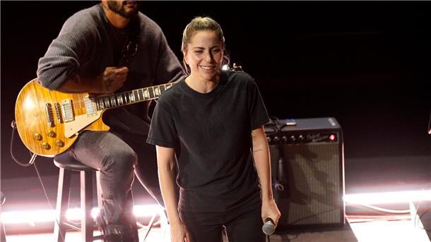 „Im Westen nichts Neues“ gewinnt vier Oscars Bei ihrem Auftritt verzichtet Lady Gaga auf jeden Glamour. T-Shirt und Jeans reichen der Pop-Sängerin, als sie den Song „Hold My Hand“ performt.