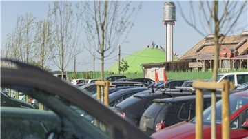 Autos stehen auf dem Parkplatz von Karls Erlebnis-Dorf in Loxstedt.