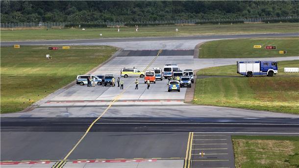 Bericht: Lufthansa fordert 740.000 Euro von Klima-Aktivisten Bei Klima-Protesten am 13. Juli am Flughafen Hamburg sollen der Lufthansa-Gruppe 400.000 Euro Schaden entstanden sein.