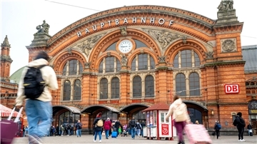 Bei Kontrollen am Wochenende stellte die Polizei rund um den Bremer Hauptbahnhof Waffen, Drogen und Bargeld sicher. (Symbolbild)
