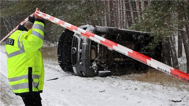 Massenkarambolagen durch Glatteis und Schnee Bei Malchow in Mecklenburg-Vorpommern liegt ein Transporter neben der Autobahn A19 im verschneiten Wald.