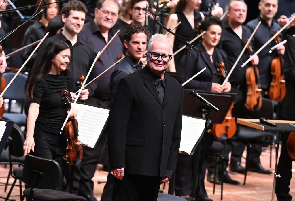 Grönemeyer startet Unplugged-Reihe: mittendrin und akustisch Bei mehreren Konzerten mit den Bochumer Symphonikern griff Herbert Grönemeyer als Dirigent zum Taktstock. Nun steht er in Dortmund und Berlin wieder als Sänger im Mittelpunkt - aber auch mit Orchesterbegleitung (Archivbild)