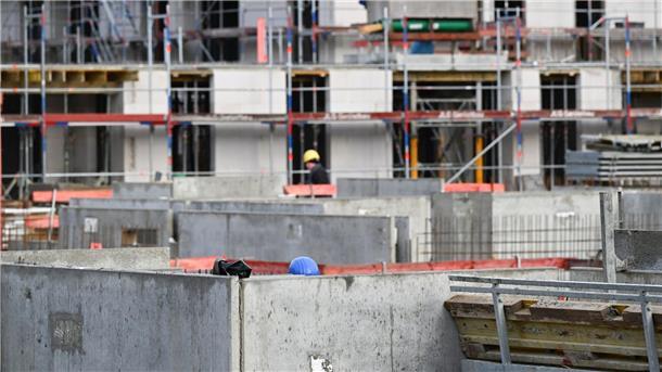 Auch im Juli deutlich weniger Baugenehmigungen für Wohnungen Bei Mehrfamilienhäusern verringerte sich die Zahl der genehmigten Wohnungen deutlich: um mehr als ein Viertel (minus 27,5 Prozent) auf 83.600.