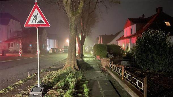Gehweg bei Nacht