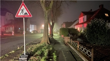 Gehweg bei Nacht