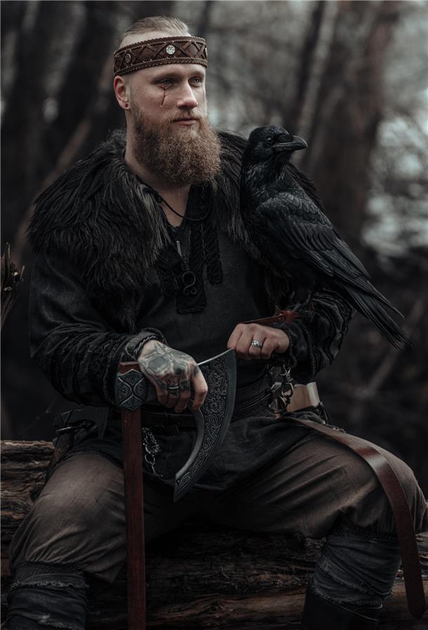 Warum dieser Bremerhavener ein Influencer in der Wikinger-Welt ist Bei professionellen Fotoshootings posiert Ostendorf regelmäßig mit echten Tieren.