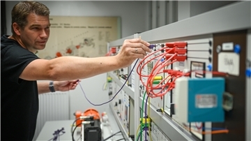 Bei Professor Uwe Werner lernen Studierende Mikronetze kennen. Im neuen Forschungsprojekt wird es darum gehen, die Wasserstofftechnologie mit dem E-Netz zu verknüpfen. 