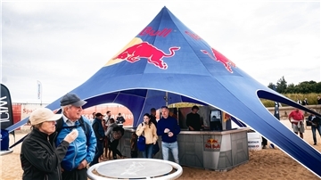 Bei Red Bull Wattlauf von Cuxhaven-Duhnen nach Neuwerk geht es für die Läuferinnen und Läufer durch Schlick, Priele und ganz viel Wasser. Etwa 500 Teilnehmer lieferten sich einen Wettkampf mit den Gezeiten.