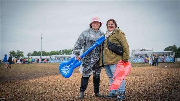 Deichbrand 2023 ertrinkt: REGEN und SCHLAMM ohne Ende (Fotos) Bei Regen müssen die echten Gitarren im Zelt bleiben - aber zum Glück gibt es eine alternative auf wasserfestem Plastik.