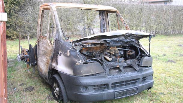 Brandserie im Landkreis Rotenburg: Heute beginnt der Prozess in Verden Bei Riebesehl in Westeresch steht noch immer das abgebrannte Wohnmobil: Es ist nach der Brandstiftung in der Silvesternacht nicht mehr als solches zu erkennen.