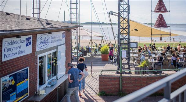 Der perfekte Tag in Bremerhaven für Fans von alten Schiffen Bei schönem Wetter ist das Strandcafé Seelust die perfekte Wahl für einen Snack mit perfekter Aussicht.